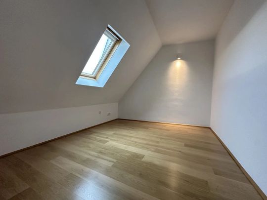 UNBEFRISTETE Dachgeschoss mit 6 Zimmern, 2 Terrassen & Wellnessbereich |als WG oder Büro nutzbar - Foto 1