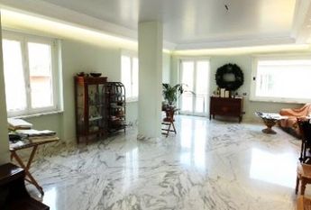 Aventino-S.Saba: Brand new 3 Bedroom, 3 bath, spacious triple living-dining room, modern kitchen, large balconies. Air conditioning, alarm, lots of natural light, located on quiet tree lined street walking distance to all services, metro, FAO. Ref 2057