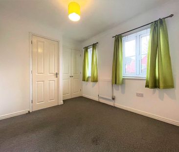 2 Bedroom House - Hall Drive, Fleet - Photo 4