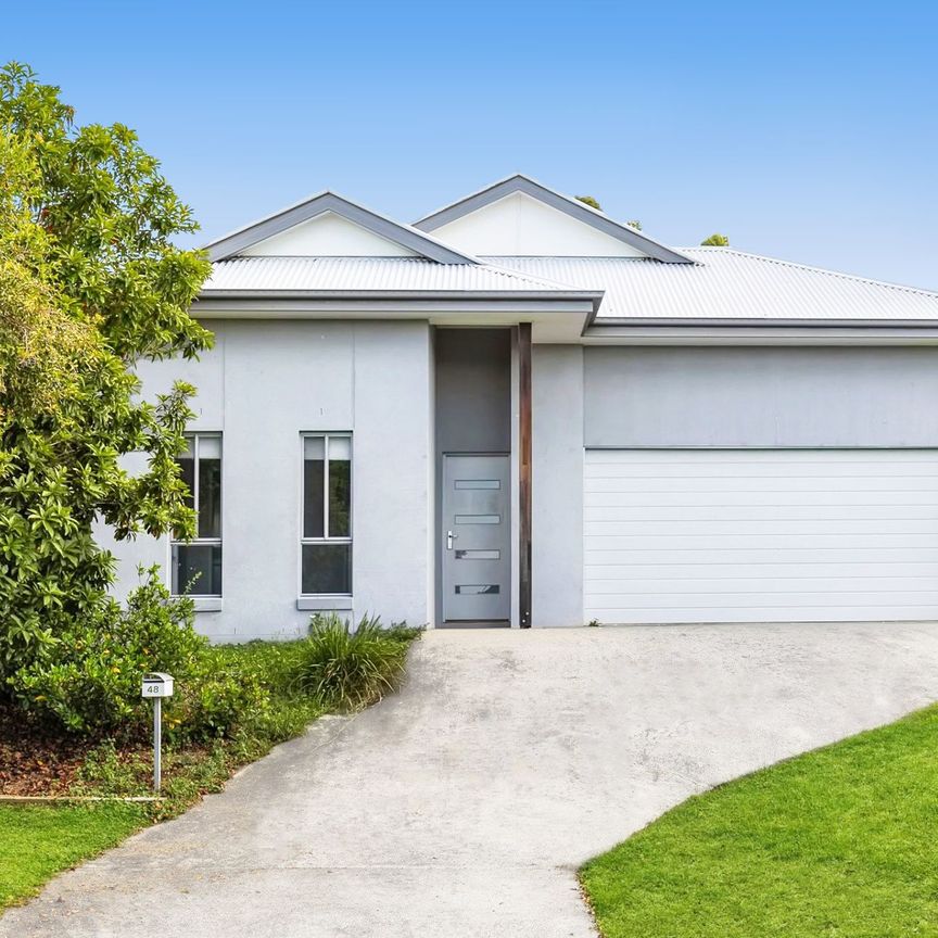 Modern Family Living in Desirable Willow Vale – Stylish 4-Bedroom Home at 48 Cassidy Crescent with Double Garage! - Photo 1