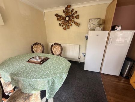 4 bedroom semi-detached house to rent - Photo 4