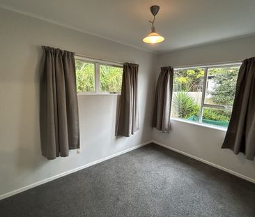 TE ATATU PENINSULA - Harbour view 3 bedroom - Photo 3