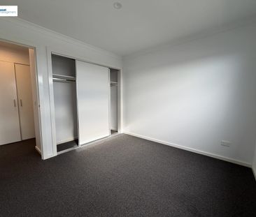Modern & Spacious Three Bedroom Townhouse! - Photo 4