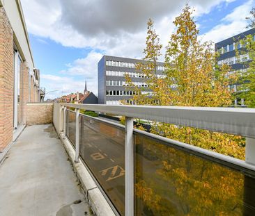 Ruim appartement met ondergrondse autostaanplaats - Photo 2