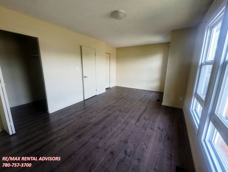 GREAT 3 BED, 1.5 BATH TOWNHOUSE IN NORTHEAST EDMONTON, RUNDLE HEIGHTS COMMUNITY - Photo 4