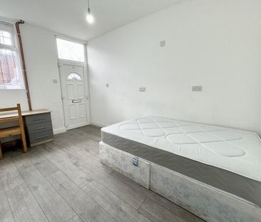 4 bedroom end of terrace house to rent - Photo 2