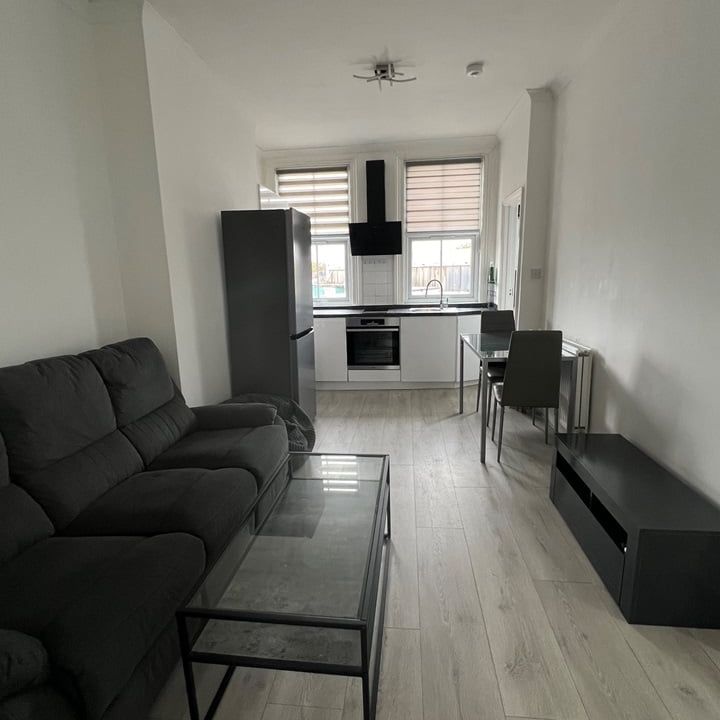 2 Bed Flat, London, W3 - Photo 1