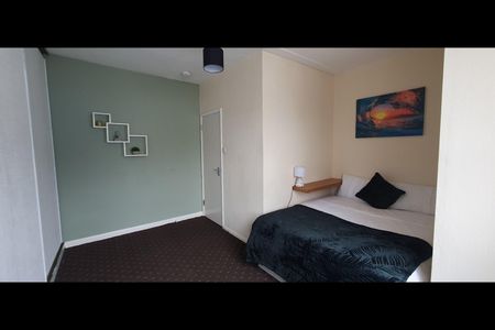 Room in a Shared House, Brading Road, BN2 - Photo 3