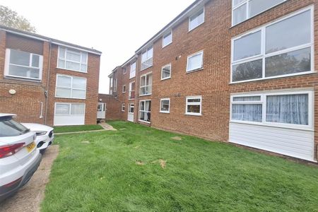 Roydon Court - Photo 3