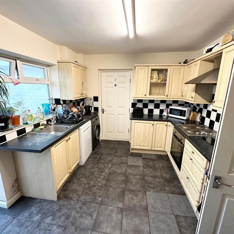 1 bedroom in a house share to rent - Photo 1