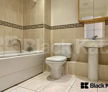 Bright & spacious two bedroomed, two bathroomed apartment in a gate... - Photo 6