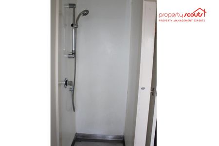 Lovely 2 bedroom unit - Photo 2