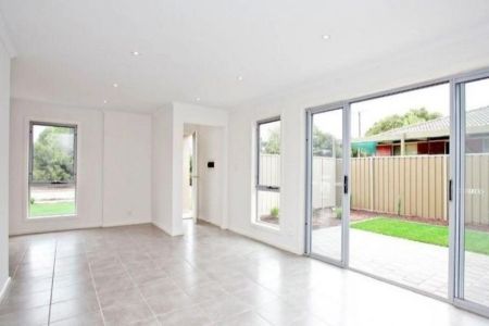 3 Bedroom Modern Townhouse for Rent! - Photo 2