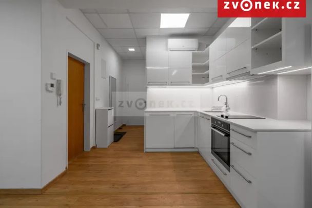 Byt 2+kk v centru Zlína, volný ihned - Photo 1