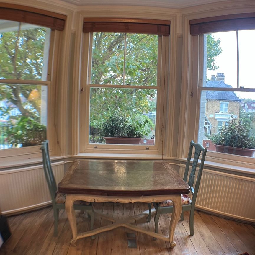 2 Bed Flat, Burlington Court, W4 - Photo 1