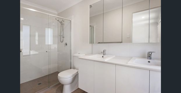 4 Bedroom double garage town house close to all amenties - Photo 1