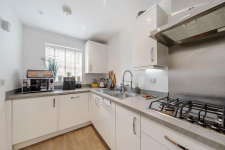 3 bedroom semi-detached house to rent - Photo 5