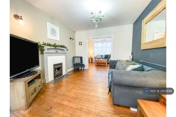 4 bedroom semi-detached house to rent - Photo 1