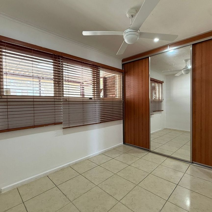 Spacious Home with Pool Moments from Liverpool CBD&excl; - Photo 1