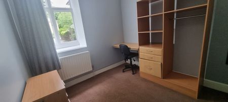 3 Bed - Flat 2, 1 North Grange Road, Headingley, Leeds - LS6 2BR - Student - Photo 4