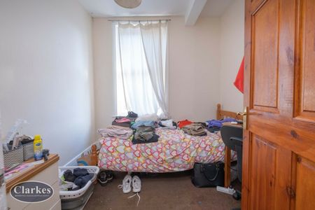 Large three bedroom first floor flat - Photo 4