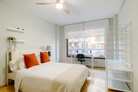 Calle Colón, Valencia, Valencian Community 46004 - Photo 3