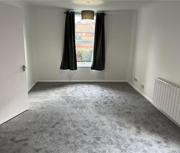Refurbished ground floor apartment within a short walk of the High ... - Photo 3
