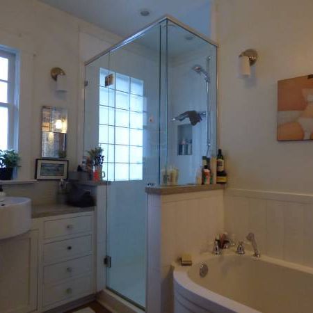 Beautiful House For Rent w/ Huge Garage - Cook Street Village - Photo 4