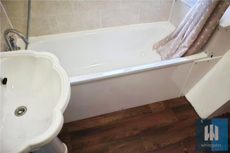 4 bedroom semi-detached house to rent - Photo 2