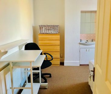 4 Bed Semi-Detached House, Middle Street, SO14 - Photo 3