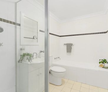 Beautifully Refined One Bedroom Apartment in Ultimate Location - Photo 3
