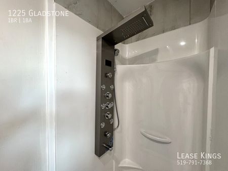 1225 Gladstone Upper - Photo 4