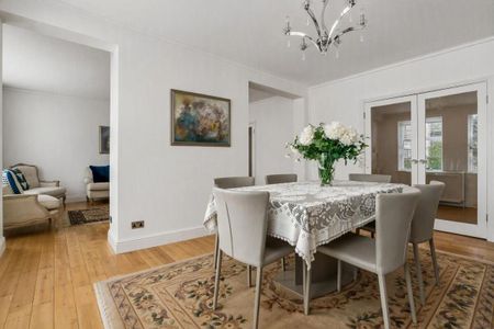 A substantial and beautifully presented three-bedroom ground floor apartment, ideally positioned opposite Wimbledon Common on the prestigious Wimbledon Park Side. - Photo 2