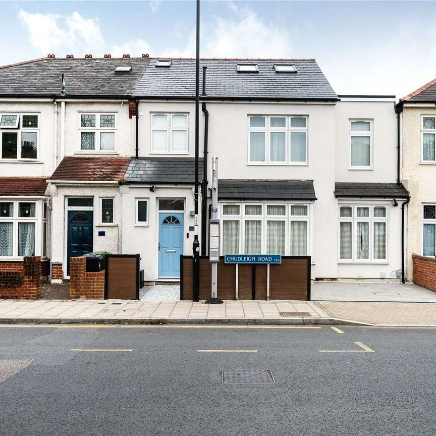 Arranged over 3 floors, this amazing 4 bedroom end-of-terrace house boasts lovely reception, bright and spacious kitchen with dining room, large private garden and 4 sizable double bedrooms. - Photo 1