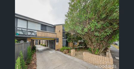 Freshly painted, spacious two-bedroom apartment - Photo 3