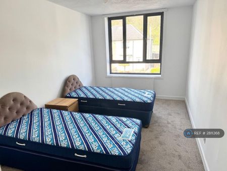 3 bedroom flat to rent - Photo 3