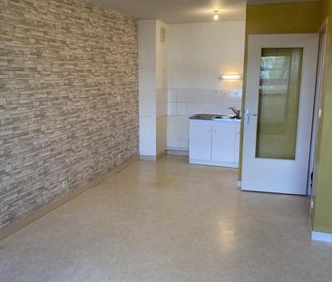 Location Appartement 2 pièces 42m² MONTREUIL JUIGNE 49460 - Photo 2