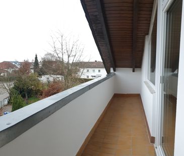 Vollständig renoviert: Helle Dachgeschosswohnung in Gerolfing! - Photo 1