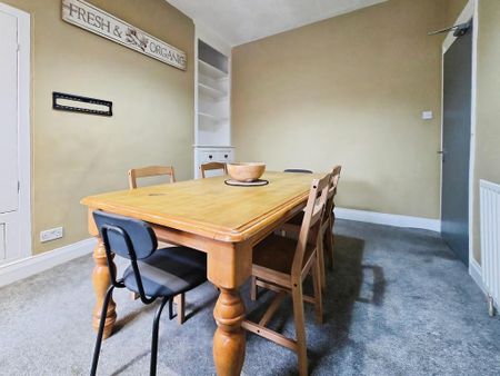 5 bedroom end of terrace house to rent - Photo 4