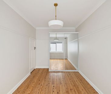 Comfortable updated residence with generous interiors - Photo 2