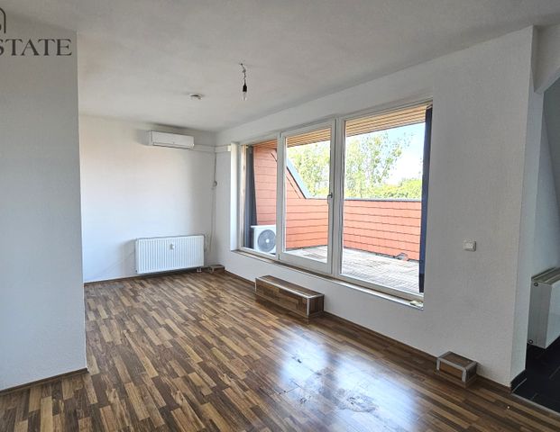 Charmante 2-Raum-Dachgeschosswohnung mit Balkon und Stellplatz ! - Foto 1