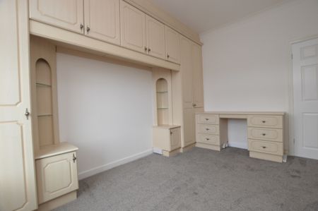 3 Bedroom Terraced House - Photo 3