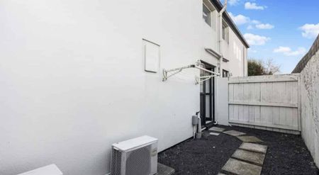 Charming 2BR Townhouse with Single garage - Photo 5