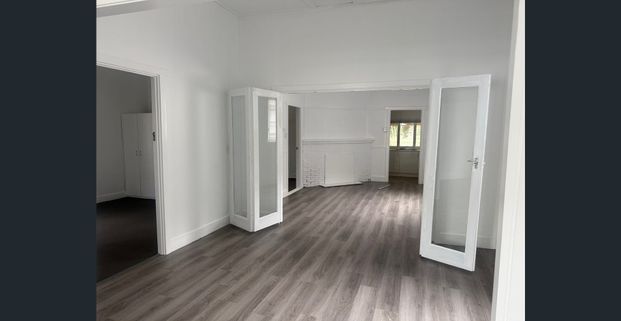 Charming 2-Bedroom Home– Short stroll to Shops & Lake! - Photo 1