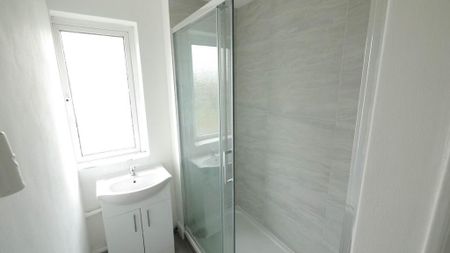 2 bedroom end of terrace house to rent - Photo 3