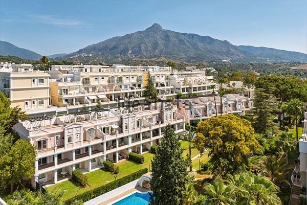 Alquiler de chalet pareado en Avenida del Prado - Photo 1