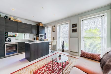 First Floor One Bedroom Flat in Converted Grade II Listed House to let in Kennington - Photo 4