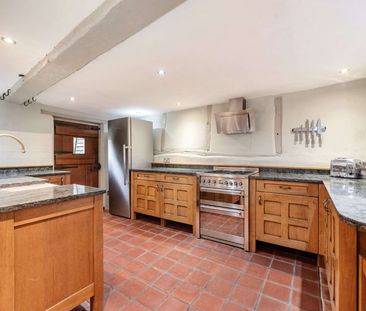 A four bedroom grade II listed cottage dating back 400 years, locat... - Photo 6