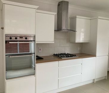 3 Bed Semi-Detached House, Highworth Road, N11 - Photo 6