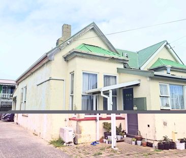 Cosy, Convenient & Fully Self-Contained - Photo 2